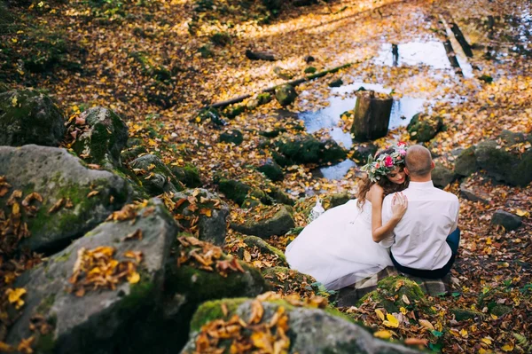 Jonggehuwden wandelen in het woud — Stockfoto