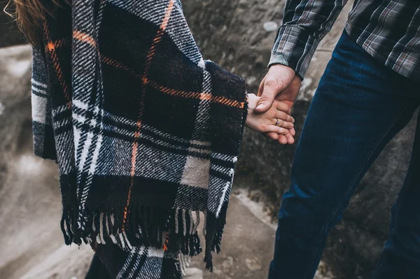 Couple marchant dans les montagnes Dovbush — Photo