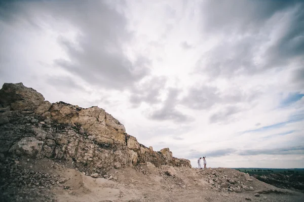 Casal grávida em uma pedreira de pedra — Fotografia de Stock