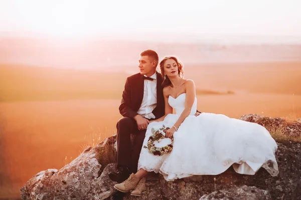 Belo casal de casamento ao pôr do sol — Fotografia de Stock