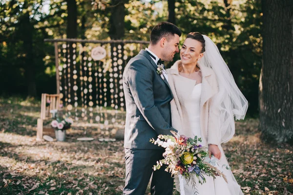 Recém-casados caminhando na floresta de outono — Fotografia de Stock