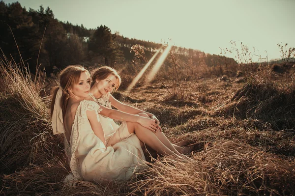 Duas irmãs gêmeas bonitas — Fotografia de Stock