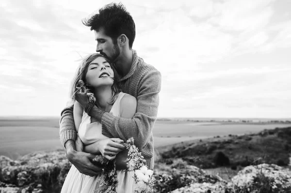 Pareja caminando en las montañas — Foto de Stock