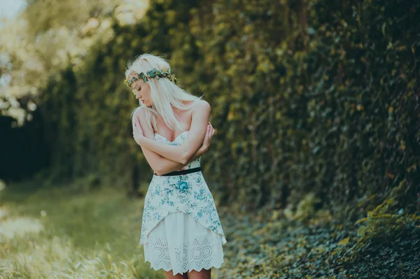 Mädchen steht in der Nähe von Blumenmauer — Stockfoto
