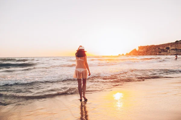 Donna cammina sulla riva del mare — Foto Stock