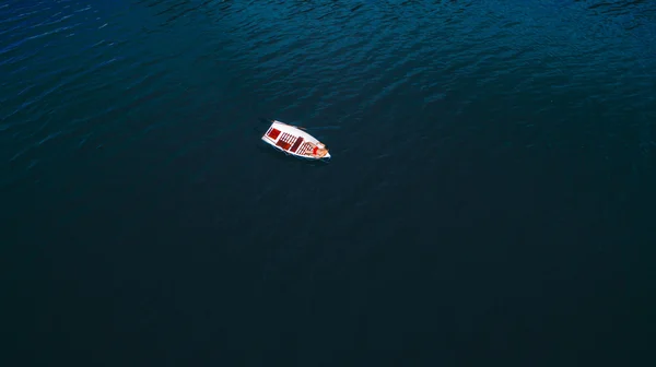 Barco flutuando na água — Fotografia de Stock