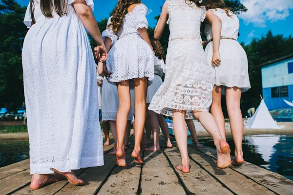 Groep van meisjes op het dock — Stockfoto