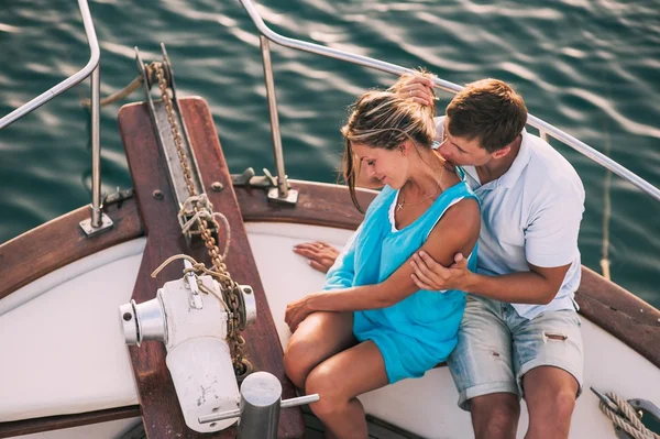 Coppia sorridente seduta su yacht — Foto Stock