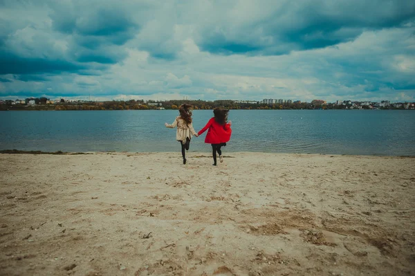 Duas namoradas felizes correndo — Fotografia de Stock