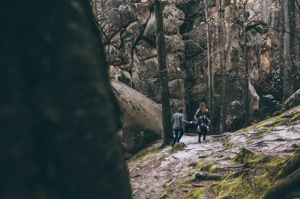 Paar zu Fuß in Taubenbuschbergen — Stockfoto