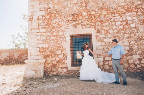 Pareja de boda cerca de la pared de piedra —  Fotos de Stock