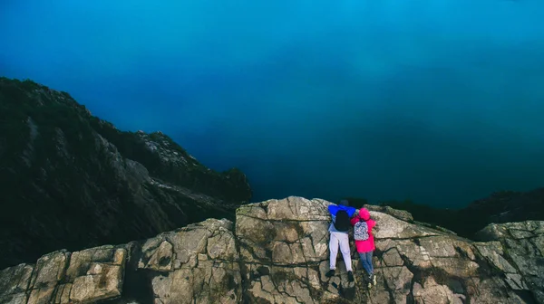 Junges Paar liegt am Rande einer Klippe. — Stockfoto