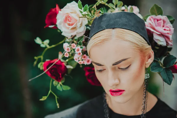 Woman with a roses on her head — Stock Photo, Image
