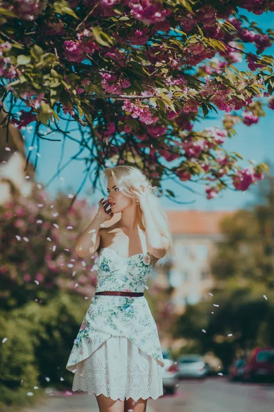 Chica en el jardín de flores — Foto de Stock