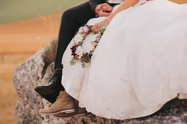 Jonggehuwden op een wandeling in de bergen — Stockfoto