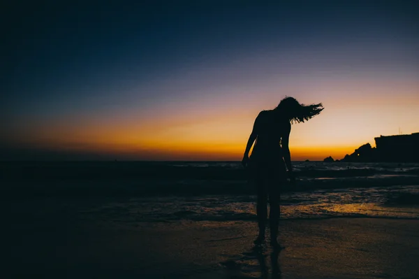 Morze plaża dziewczyna silhouette — Zdjęcie stockowe