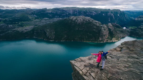 사랑 Preikestolen 거 대 한 절벽에서 — 스톡 사진