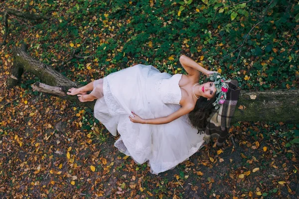 Hermosa novia en el parque —  Fotos de Stock