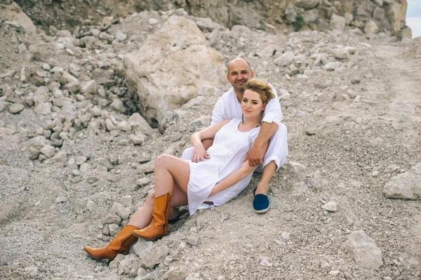 Mulher e homem numa pedreira de pedra — Fotografia de Stock