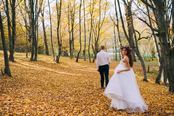 Novomanželé chůze v podzimním lese — Stock fotografie