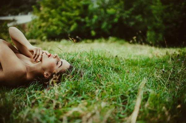 Κορίτσι ξαπλωμένο στο ξηρό χόρτο — Φωτογραφία Αρχείου