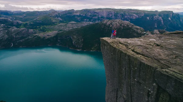 Casal apaixonado Preikestolen precipício enorme — Fotografia de Stock