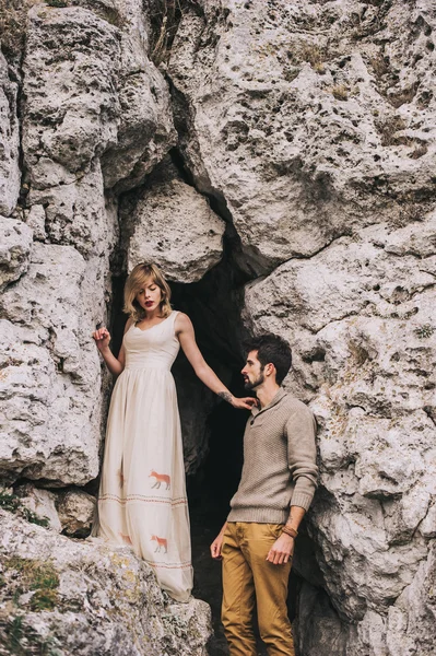 Casal andando nas montanhas — Fotografia de Stock