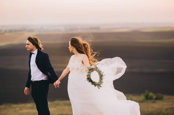 Brudparet i moutains landskap — Stockfoto