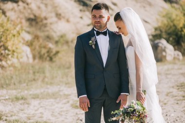 Karayolu üzerinde poz yeni evliler