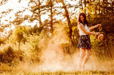 Güzel kız dans ediyor