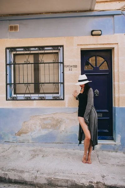 Lány kalapban vintage ajtó — Stock Fotó