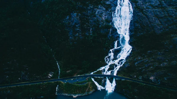 Cachoeira Mountain Langfoss — Fotografia de Stock