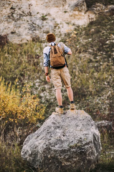 Giovane escursionista uomo con il suo zaino — Foto Stock