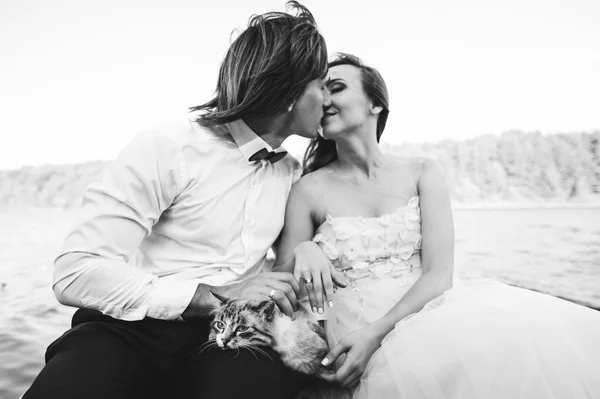 Couple de mariage en bateau sur le lac — Photo