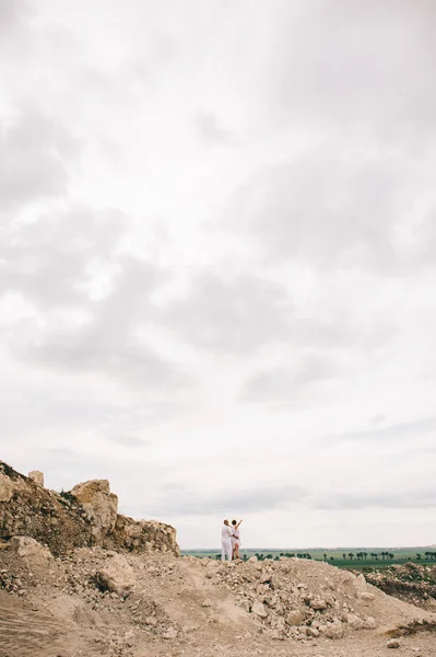 Женщина и мужчина ходят в каменоломне — стоковое фото