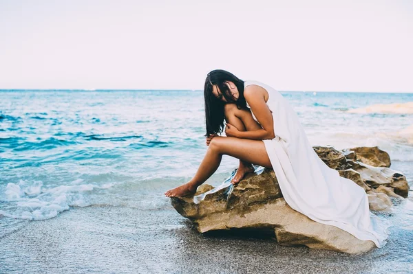 Jeune brune en fond d'eau bleue — Photo