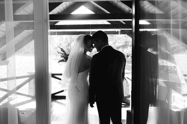 Gelin ve damat balkonda.