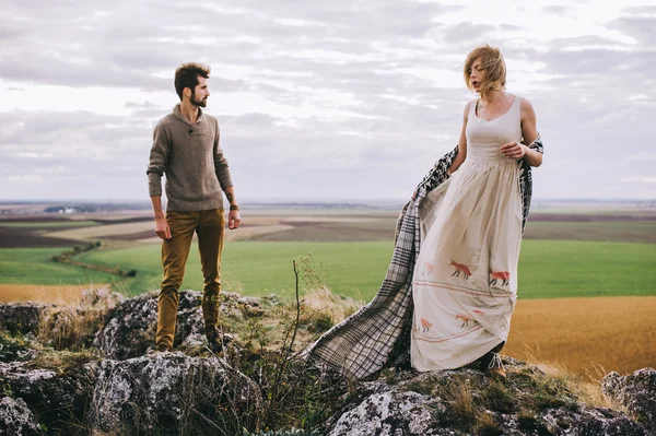 Casal andando nas montanhas — Fotografia de Stock