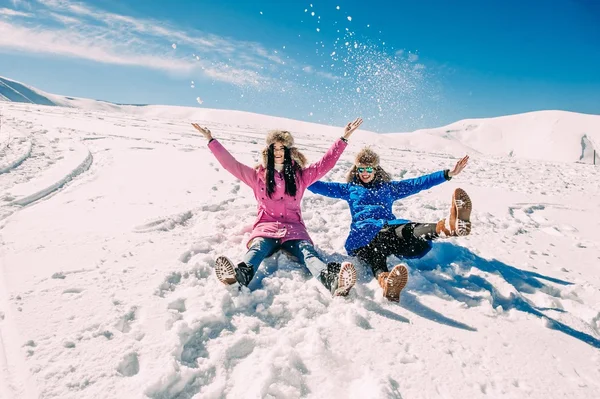 Chicas jóvenes divirtiéndose en la nieve — Foto de Stock