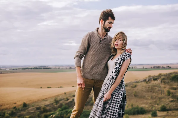 Pareja caminando en las montañas — Foto de Stock