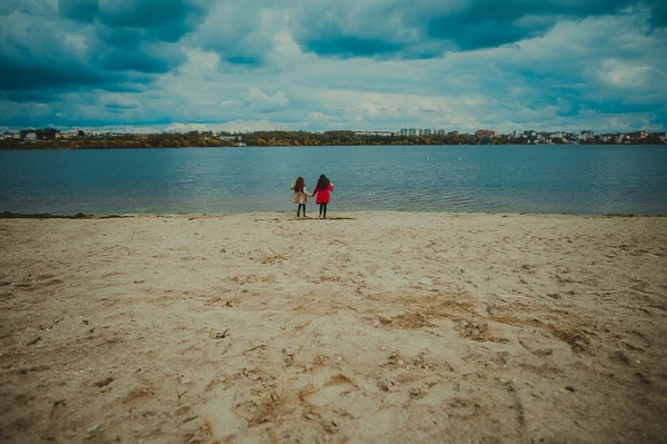 Dos amigas felices corriendo —  Fotos de Stock