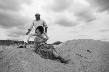 Bir taş ocağında hamile Çift