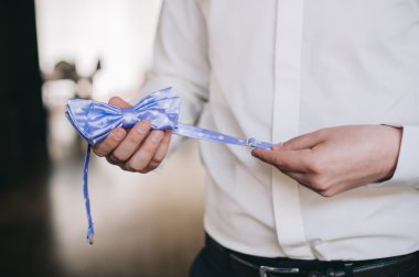 Damat holding papyon 