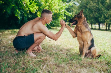 bir Alman çoban ile atletik adam