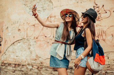 Güzel kızlar selfie alarak