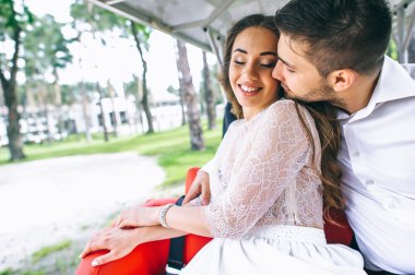 Gelin ve damat bir golf arabası sürüş