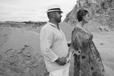 Bir taş ocağında hamile Çift