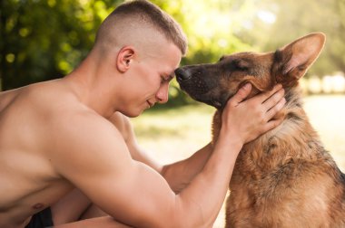 bir Alman çoban ile atletik adam