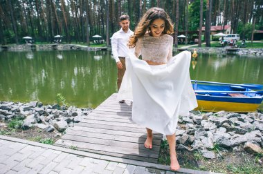 Parkta evlenen çift.