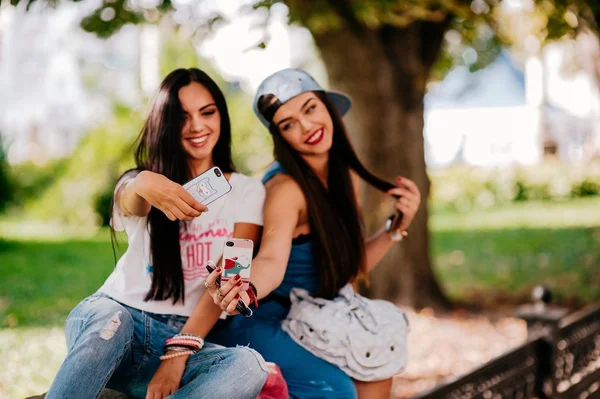 Meninas bonitas tomando selfie — Fotografia de Stock